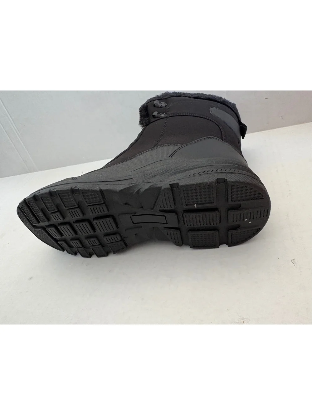 Black new winter boots size 42 (European)
